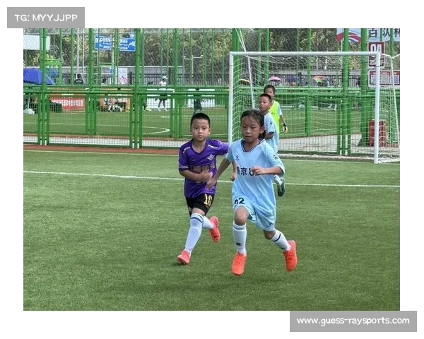 小球员家长全程观赛，看台上为孩子们加油助威，见证成长时刻